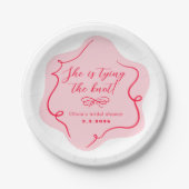 彼女はレトロな波色のピンクの赤い結び目を結んでいる ペーパープレート (正面)