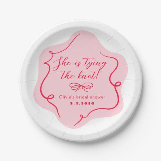 彼女はレトロな波色のピンクの赤い結び目を結んでいる ペーパープレート (正面)