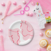 彼女はレトロな波色のピンクの赤い結び目を結んでいる ペーパープレート (パーティー)