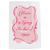 彼女はレトロピンクと赤の結び目を結んでいるブライダル ミディアムペーパーバッグ (正面)