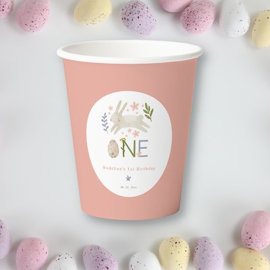 彼女は一つの誕生日を回している 紙コップ