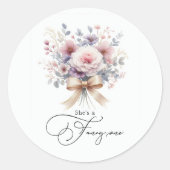 「彼女は一ファンシー人だ」ピンクのフローラ1歳の誕生日ガール ラウンドシール (正面)