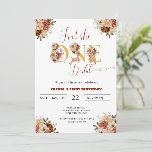 彼女は一鹿の完全な女の子ウッドランド1歳の誕生日ではない 招待状 (スタンド正面)