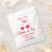 彼女は上のさくらんぼコケットの女の子ベビーシャワー フェイバーバッグ (クリップ留めされた状態)
