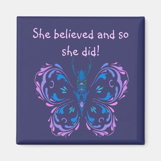 「彼女は信じやる気を起こさせる引用文 マグネット (正面)