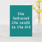 彼女は信じティール（緑がかった色）と白い卒業を得た カード (黄色い花)