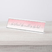 彼女は信じピックシルバーの引用文グリッターを得た デスクネームプレート (正面)