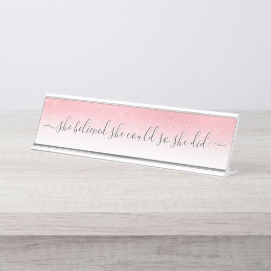彼女は信じピックシルバーの引用文グリッターを得た デスクネームプレート (正面)