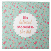 彼女は信じピンクの優美な花をティール（緑がかった色）することができた タイル (正面)