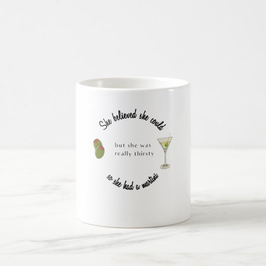 彼女は信じマティニを持っていたように出来た コーヒーマグカップ (中央)
