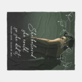 彼女は信じ卒業の写真を撮ることができた フリースブランケット (正面(横))