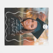 彼女は信じ卒業をマスターした写真を撮ることができた フリースブランケット (正面(横))