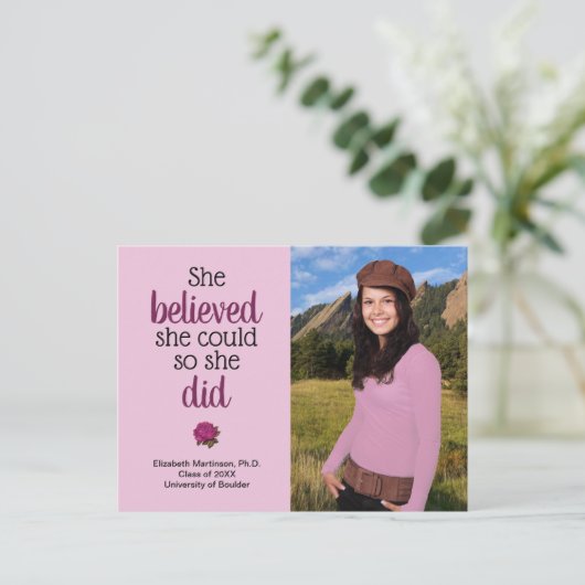 彼女は信じ卒業パーティーのバラ写真を撮ることができた インビテーションポストカード (スタンド正面)