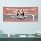 彼女は信じ学生のピンクのグリッターをナースできた 横断幕 (トレードショー)