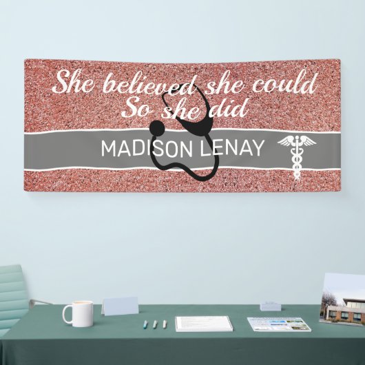 彼女は信じ学生のピンクのグリッターをナースできた 横断幕 (トレードショー)