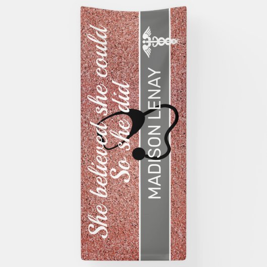 彼女は信じ学生のピンクのグリッターをナースできた 横断幕 (縦)