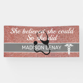 彼女は信じ学生のピンクのグリッターをナースできた 横断幕