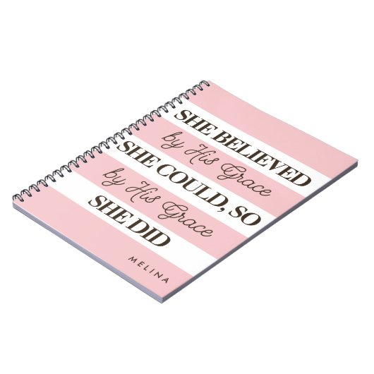 彼女は信じ彼の恵みによって成し遂げパーソナライズされたた ノートブック (左側)