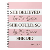 彼女は信じ彼の恵みによって成し遂げパーソナライズされたた ノートブック (正面)