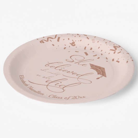 彼女は信じ彼女がパーティーを卒業した ペーパープレート (アングル)