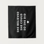 彼女は信じ黒い彼女は引用文した タペストリー (正面)