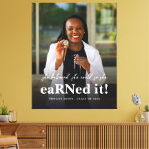 彼女は信じRNでナース写真の卒業を行った