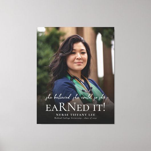 彼女は信じRNでナース写真の卒業を行った キャンバスプリント (正面)