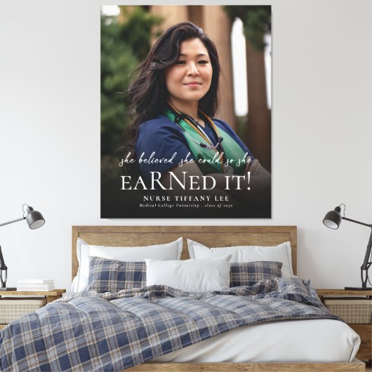 彼女は信じRNでナース写真の卒業を行った キャンバスプリント (インサイチュ (寝室))