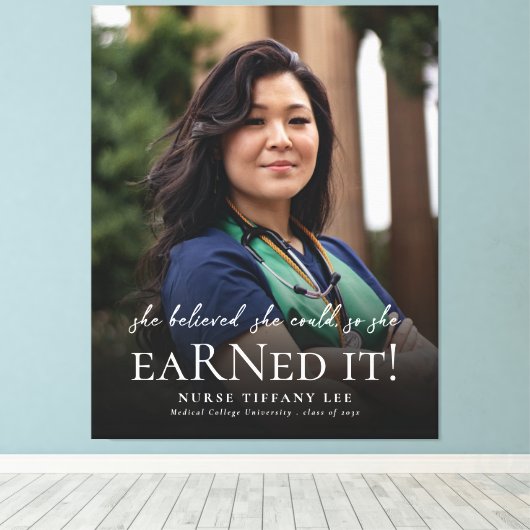 彼女は信じRNでナース写真の卒業を行った キャンバスプリント (インサイチュ (ウッドフロア))