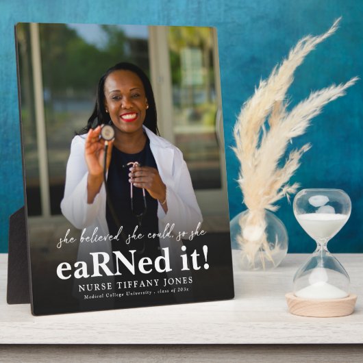 彼女は信じRNでナース写真の卒業を行った フォトプラーク (側面)