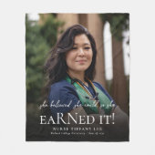 彼女は信じRNでナース写真の卒業を行った フリースブランケット (正面)