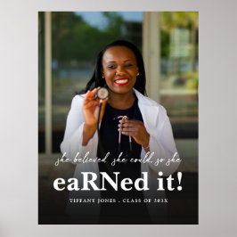 彼女は信じRNでナース写真の卒業を行った ポスター