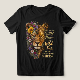 彼女は優しい花も荒々しい炎のメスライオンも兼ね備えている トライブレンドTシャツ