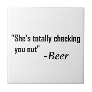 "彼女は全く" -ビール点検しています タイル
