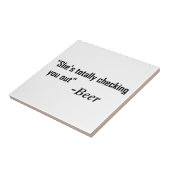 "彼女は全く" -ビール点検しています タイル (側面)