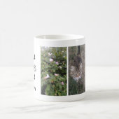 彼女は写真のコラージュに卒業マグという名前を加えた コーヒーマグカップ (中央)