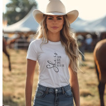 彼女は力強い脚本タイポグラフィギフトTシャツだ