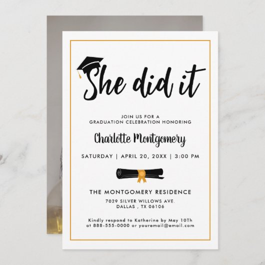 彼女は卒業キャップTassel卒業式パーティーの写真を行った 招待状 (正面/裏面)