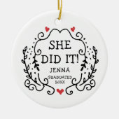 彼女は卒業パーソナライズされたモダンリース セラミックオーナメント (正面)