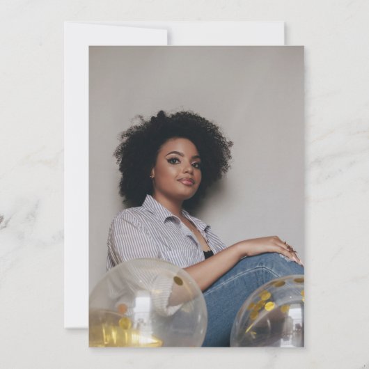 彼女は卒業写真のキャップ埃っぽいブルーの卒業写真を撮った 招待状 (裏面)