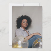 彼女は卒業式キャップブラック卒業パーティーの写真を撮った 招待状 (裏面)