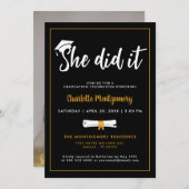 彼女は卒業式キャップブラック卒業パーティーの写真を撮った 招待状 (正面/裏面)