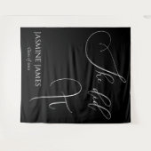 彼女は卒業式パーティーの背景を描いた タペストリー (正面(横))