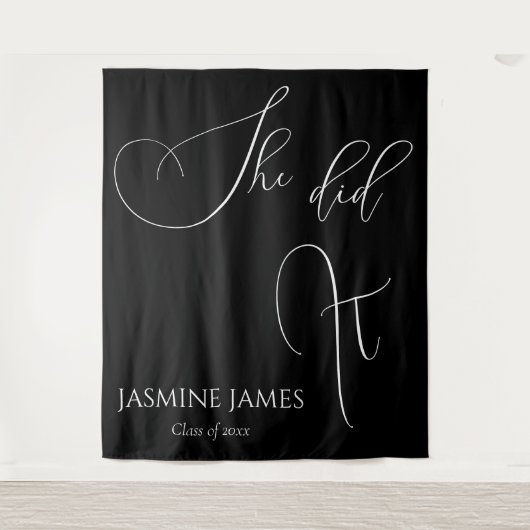 彼女は卒業式パーティーの背景を描いた タペストリー (正面)