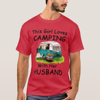 彼女は夫とキャンプをするのが大好き Tシャツ