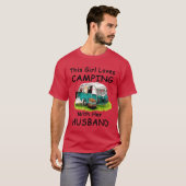 彼女は夫とキャンプをするのが大好き Tシャツ (正面フル)