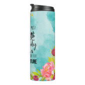 彼女は威厳と力を身にまとっている タンブラー (回転右)