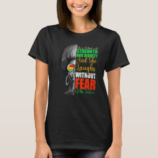 彼女は威厳を装って恐れを知らぬ笑いをする Tシャツ