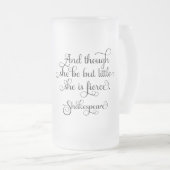 彼女は小さいかも獰猛だ。シェークスピア フロストグラスビールジョッキ (正面右)