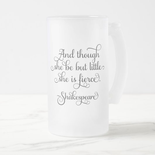 彼女は小さいかも獰猛だ。シェークスピア フロストグラスビールジョッキ (正面右)